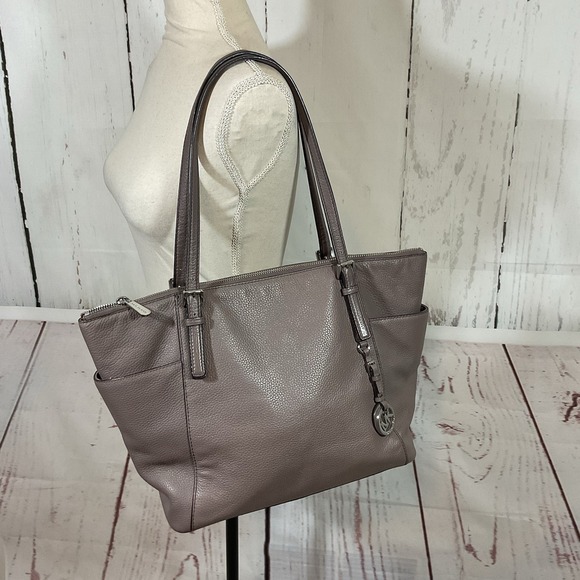 Michael Kors Jet Set Shoulder Bag Purse Taupe Pebbled Leather Travel Pockets - Picture 1 of 16